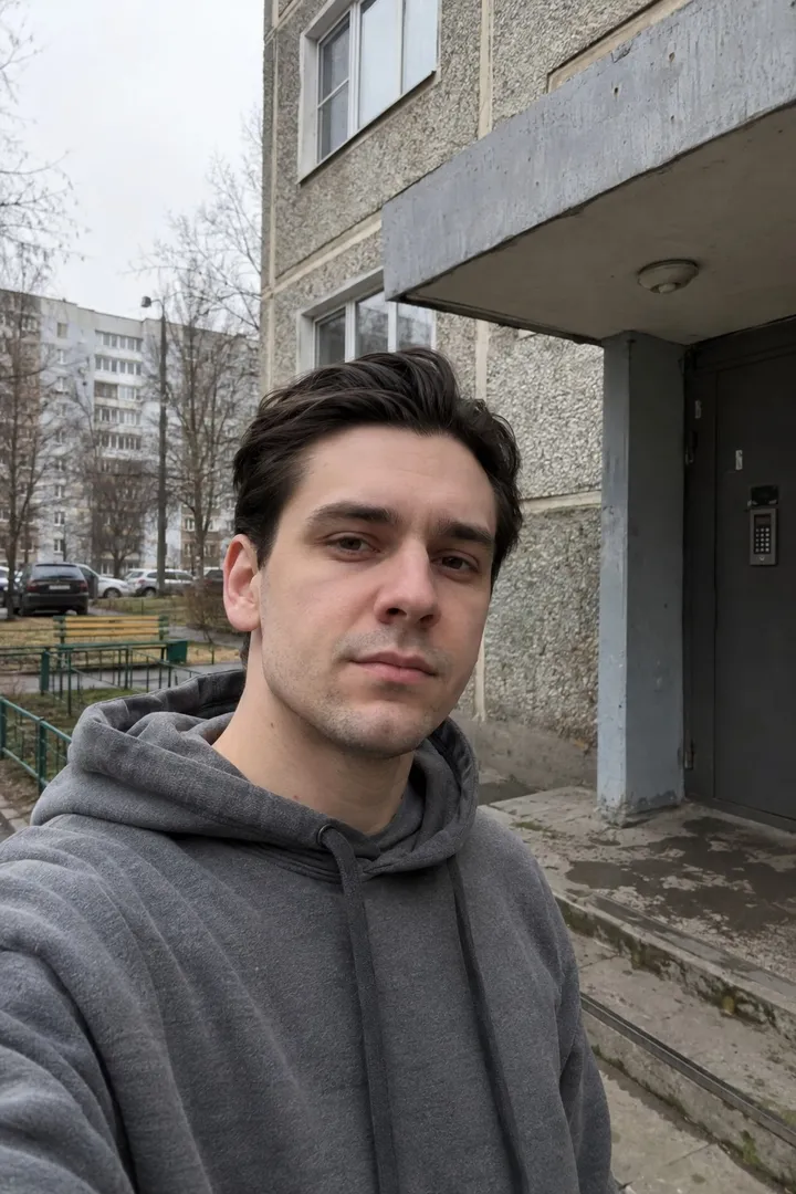 До — Чёрно-белый портрет за рулём по фото