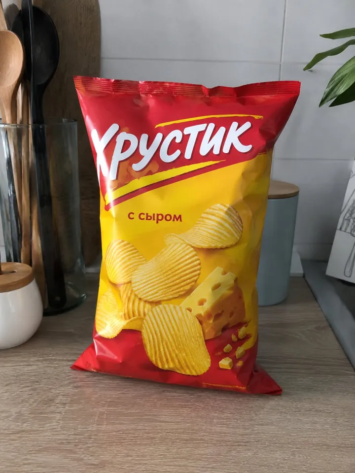До — Рекламный кадр: человек несёт гигантский товар — ChatGPT
