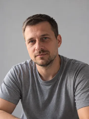 Пример результата: Промт: домашнее фото в студийный портрет