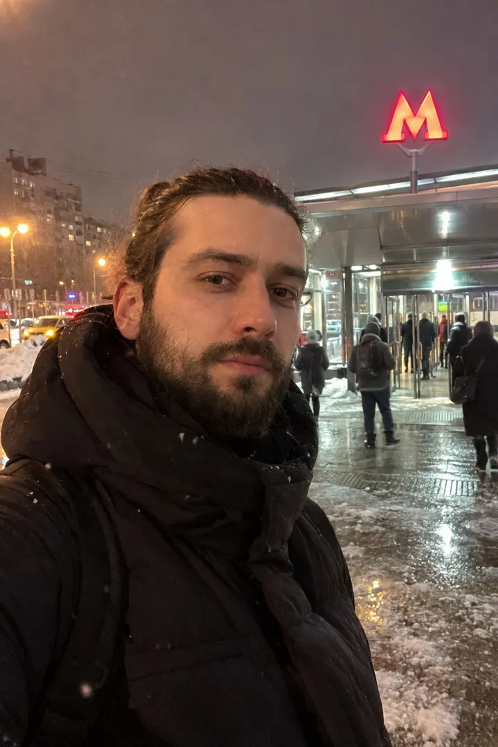 До — Мужчина с чёрным волком в туманном лесу