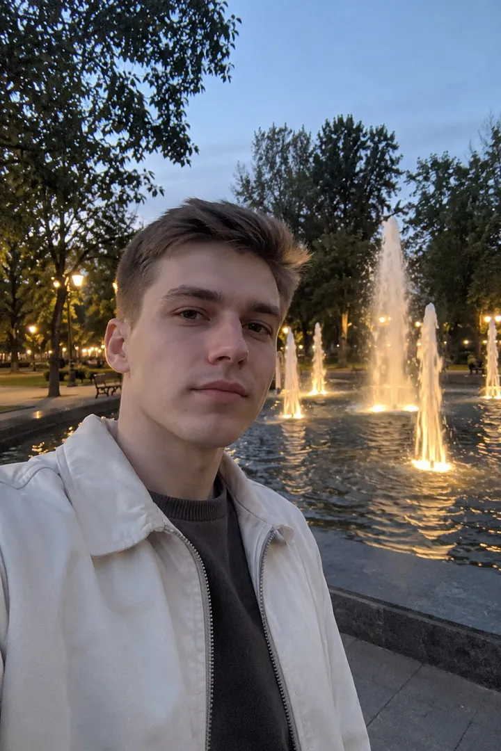 До — Один в толпе фигур в капюшонах по фото