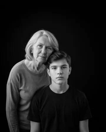 Пример результата: Портрет поколений: чёрно-белый кадр родителя и ребёнка — Gemini
