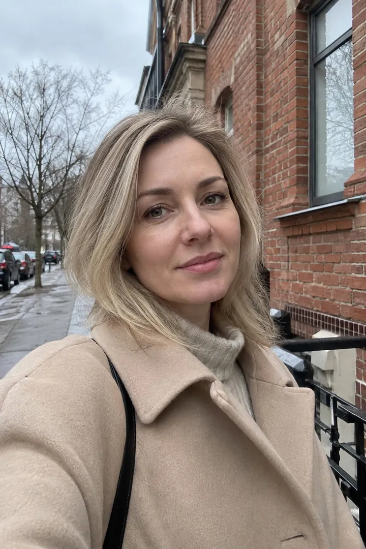 До — С табличкой «Сегодня мой день рождения» по фото