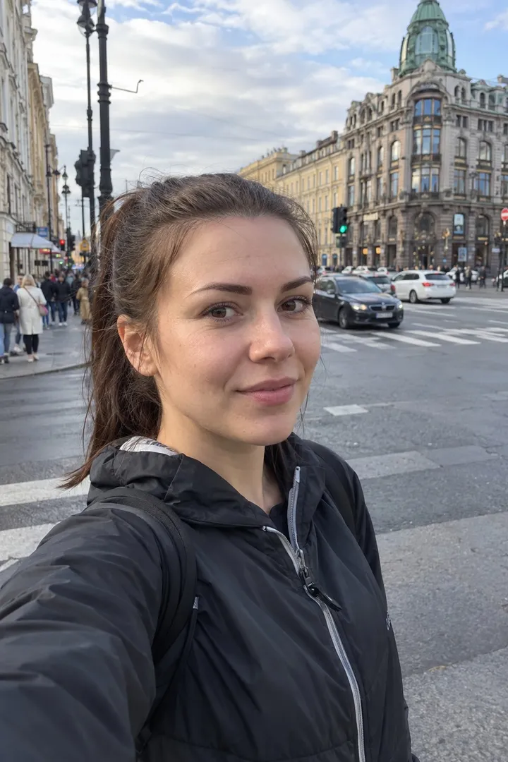 До — Женский стритстайл на улице с жёлтыми такси